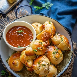 GARLIC KNOTS